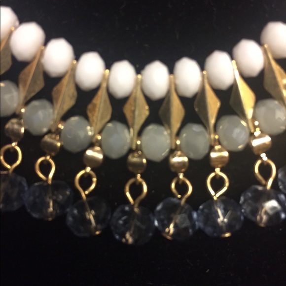 Women’s Beautiful Fashion Necklace - Picture 2 of 3